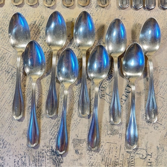 WM Rogers & Son  12  DWT set of 22 Flatware - Picture 4 of 7